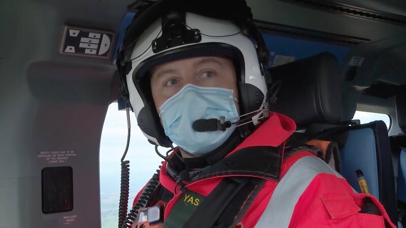 Paramedic Tyrone giving IV to Camera in helicopter. – Bild: Really /​ Discover Images /​ Warner Bros. Discovery, Inc. or its subsidiaries and affiliates