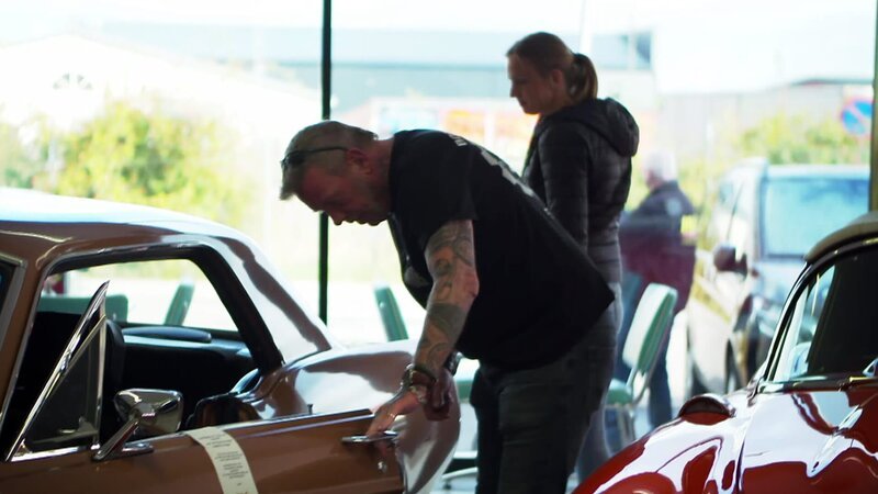 Klaus Borrmann(l) und seine Assistentin Kathi (r) untersuchen Mustangs bei verschiedenen Händlern in Schweden. – Bild: DMAX