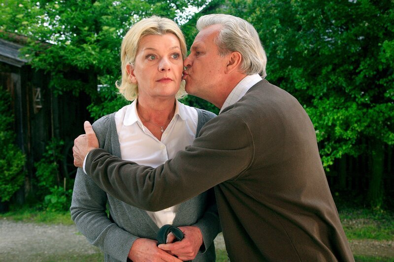 SWR Fernsehen UTTA DANELLA – WER KÜSST DEN DOC?, am Montag (17.06.13) um 20:15 Uhr. Mit dem Küssen seiner angeblichen Freundin Anna Maria (Saskia Vester) tut Leander (Peter Sattmann) sich noch etwas schwer. – Bild: SWR/​Degeto/​Erika Hauri