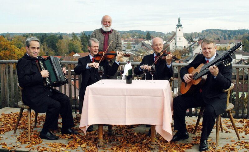 Sepp Forcher mit den „Wiener Salonschrammeln“ in Litschau. – Bild: ORF