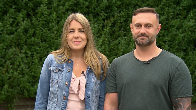 Anna und Christian Dojen leben in einem Mehrfamilienhaus im ehemaligen Duisburger Arbeiterviertel Rheinhausen. Der Hinterhof ist trist und voller Waschbetonplatten. Dort soll eine grüne Wohlfühloase entstehen. Welcher Gartenprofi hat das passende Konzept dazu, Marius Surmann oder Nico Sollazzo? – Bild: ZDF