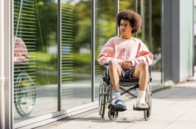 Noah Miller (Leon Ndiaye) sitzt in seinem Rollstuhl. – Bild: ARD/​Michael Kremer