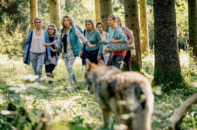 Michi (Michaela May, 3.v.l.) und die Damen begegnen dem Wolf. – Bild: ARD Degeto/​Hendrik Heiden