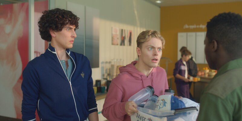 Finn konfrontiert Jack damit, dass er nun an dessen Stelle das neue Gesicht der Marke „Dance Shark“ ist. Jack und Benoit sind irritiert. – Bild: Cottonwood Media – ZDF