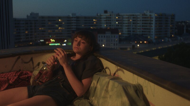 Nora (Lena Urzendowsky) kriegt Romy einfach nicht mehr aus dem Kopf. – Bild: Martin Neumeyer /​ ZDF und Martin Neumeyer