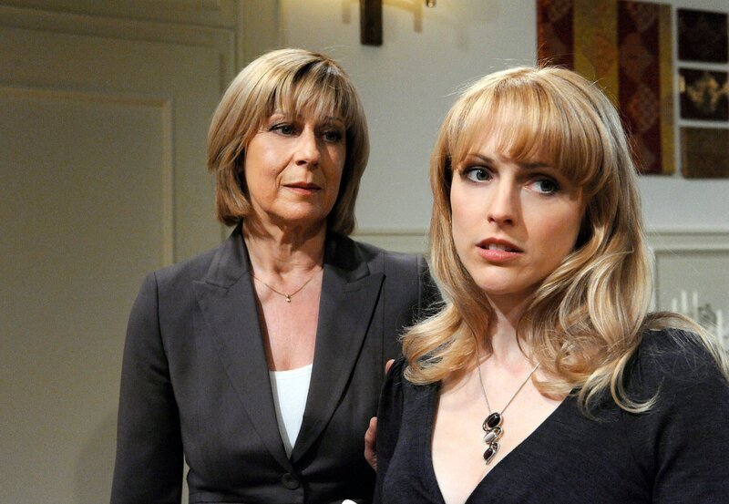 ARD STURM DER LIEBE FOLGE 1275, am Mittwoch um 15:10 Uhr im ERSTEN. Charlotte (Mona Seefried, l.) und Rosalie (Natalie Alison, r.) machen sich große Sorgen um den vermissten Michael. – Bild: ARD/​Ann Paur