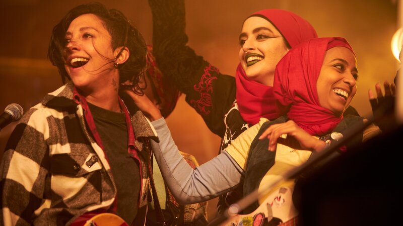 Saira (Sarah Kameela Impey, l.), Ayesha (Juliette Motamed, M.) und Amina (Anjana Vasan, r.) geben ihr erstes großes Konzert – doch kann Amina ihr Lampenfieber überwinden? – Bild: ZDF