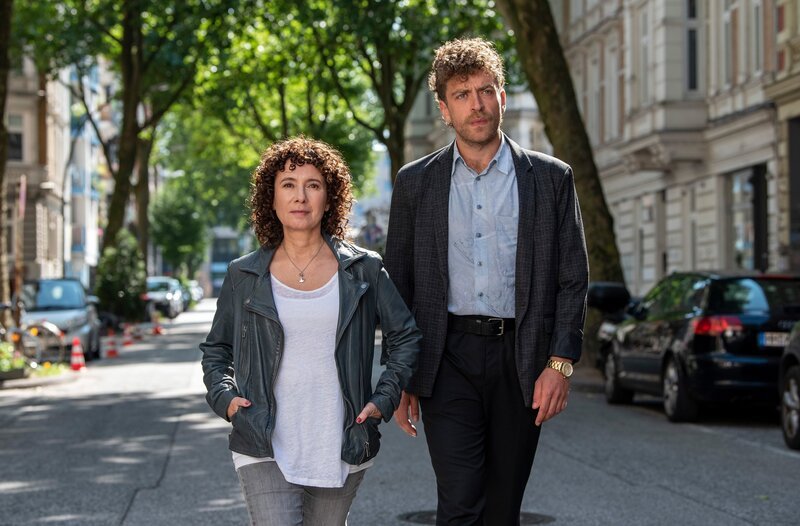 Ein eingespieltes Zivilermittler-Team: Harry Möller (Maria Ketikidou, l.) und Nils Sanchez (Enrique Fiß, r.). – Bild: ARD/​Thorsten Jander