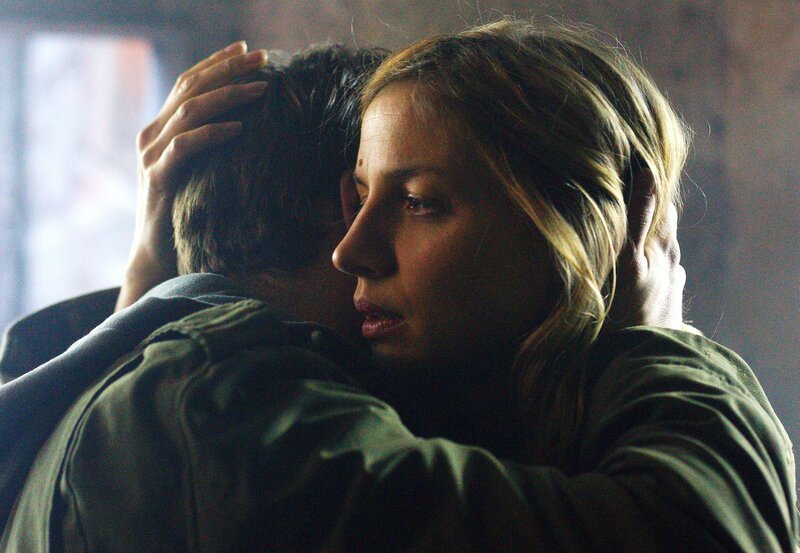 ARD/​SWR TATORT, „Das schwarze Haus“, Fernsehfilm Deutschland 2011. Susanne Gauss (Annika Blendl) liebt Ferry Rath (Jonathan Müller). Ihr ist durchaus bewusst, dass sie damit auch eine Verantwortung auf sich nimmt, aber dieses Risiko geht sie mit Freude ein. – Bild: NDR/​SWR/​Peter A. Schmidt