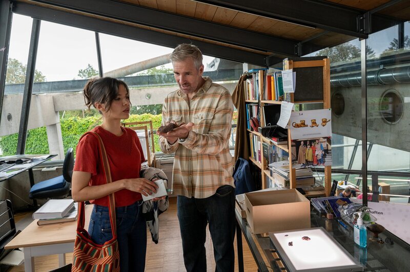 Umstrittene Ausgrabungen: Kriminalkommissarin Lea Gomez (Jasmin Gassmann) ermittelt zum Mord an der Mitarbeiterin des Denkmalamtes, Dr. Yuko Okazaki, die erstochen auf einem keltischen Grabhügel aufgefunden wurde. Kann der Leiter des Keltenmuseums Dr. Thomas Sörensen (Ben Braun) bei der Aufklärung des Falls helfen? – Bild: MARKUS FENCHEL /​ ZDF