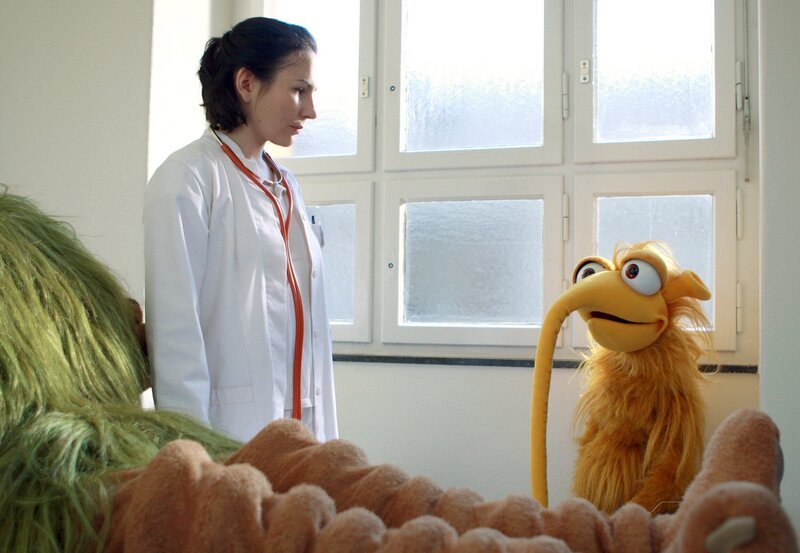 Die nette Ärztin (Anna Grisebach) erklärt Zinell, dass sie sich um seinen Freund Sorgen macht. – Bild: SWR/​SWR/​Engstler