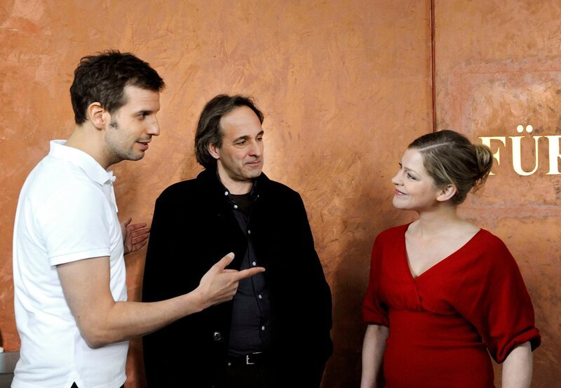 ARD STURM DER LIEBE FOLGE 1280, am Mittwoch um 15:10 Uhr im ERSTEN. Als Lena (Johanna Bönninghaus, r.) Nils (Florian Stadler, l.) um Selbstverteidigungsstunden bittet, registriert Curd (Holger Gotha, M.) genüsslich, dass seine Maßnahmen Früchte tragen. – Bild: ARD/​Ann Paur