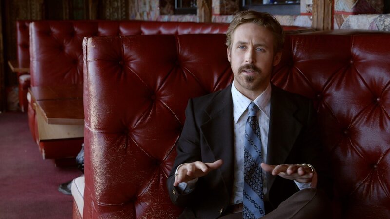 Ryan Gosling spielt gern gegen das eigene Image an, zum Beispiel als schluffiger Detektiv in „The Nice Guys“. – Bild: ZDF und Prime Entertainment Group – 2023./​Prime Entertainment Group – 2023