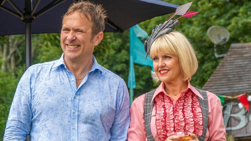 Agatha (Ashley Jensen) ist nun tief in die Ermittlungen dieses tragischen Mordfalls verwickelt. Ihr und auch Charles (Jason Merrells) lässt der Fall keine Ruhe. – Bild: ZDF