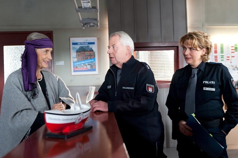 Mit Erstaunen hört Claudia (Janette Rauch, r.) wie Wolle (Harald Maack, M.) dem ehemaligen Filmstar Elisabeth Hohenfeld (Ingrid Resch, l.) Komplimente macht. – Bild: PLURIMEDIA (ZDF /​ Boris Laewen)