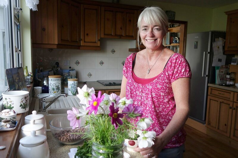 Die Spezialität der Chocolatiere Carmen Stevens ist eine Schokolade mit Algen. – Bild: ORF