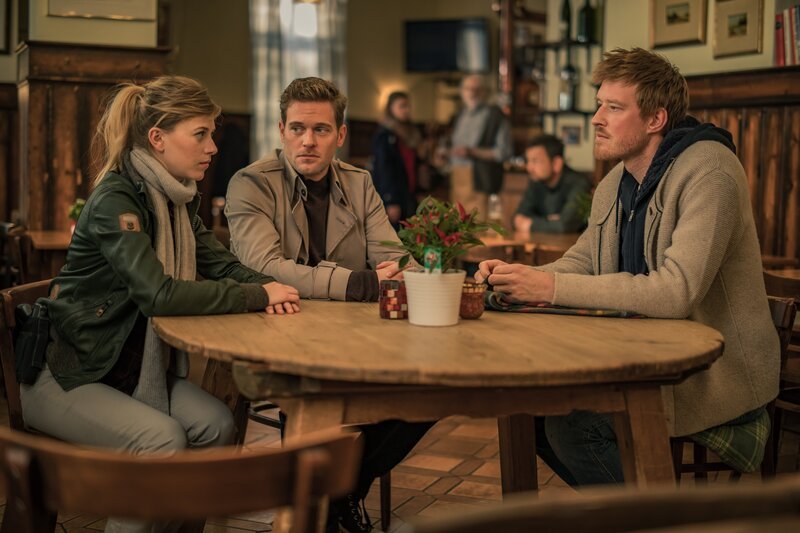 Resi Schwaiger (Mersiha Husagic, l.) und Dominik Morgenstern (Joscha Kiefer, M.) überbringen Ferdl Mooshofer (Sebastian Winkler, r.) die Nachricht vom Tod seines Bruders. – Bild: Markus Sapper /​ ZDF