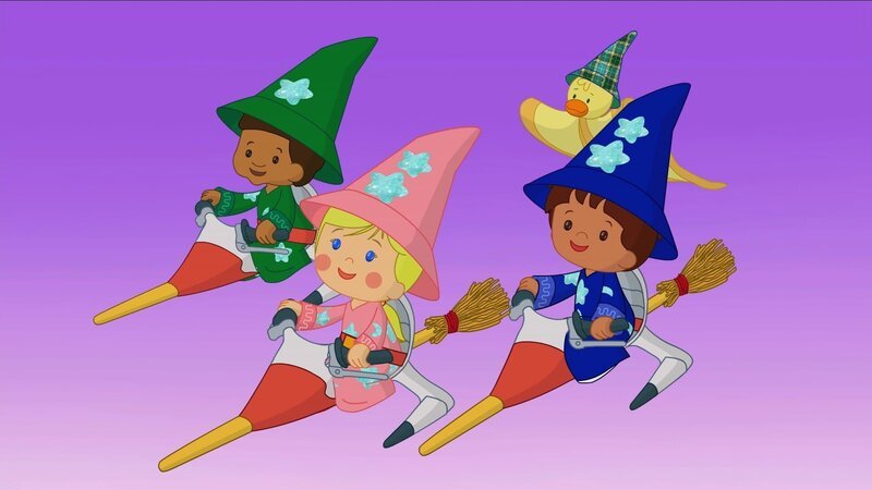 Hamid, Zoé und Finn fliegen auf ihren Besen, QuackQuack kann auch ohne Besen fliegen. – Bild: KiKA