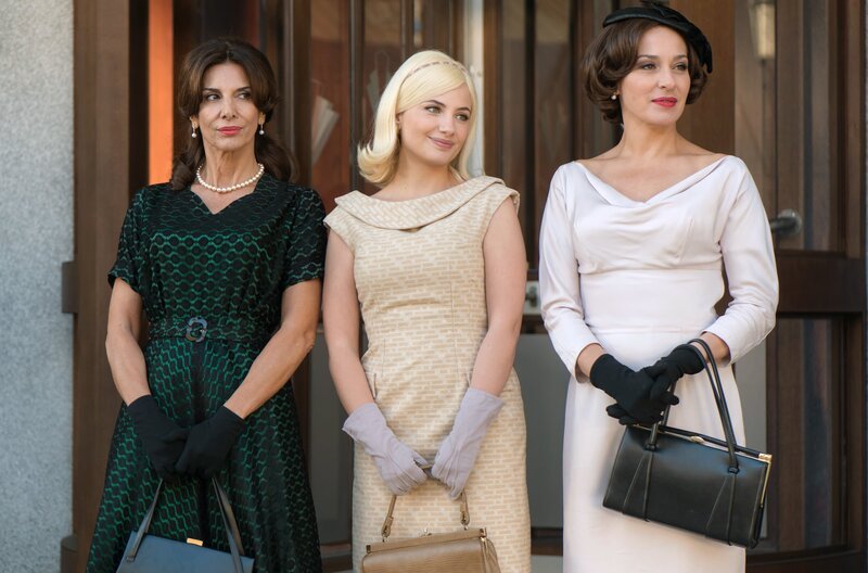 v.l.n.r. Doña Carmen (Pastora Vega), Patricia Márquez (Miriam Giovanelli) und Doña Gloria (Natalia Millán). – Bild: WDR/​Manuel Fernandez-Valdes/​Beta Film GmbH