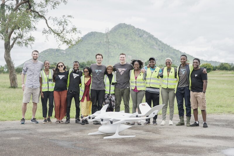 Das Wingcopter-Team in Malawi betreibt drei Flugfelder, von denen aus sie Drohnen an 30 Lieferorte steuern. Zukunftstechnologie, die über 100.000 Menschen eine medizinische Grundversorgung sichert. – Bild: Jonathan Zeidler /​ ZDF