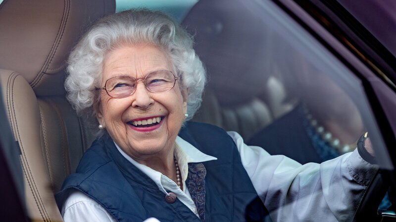 Die Queen fuhr gerne selbst und schnell; ihre Privatsekretärin erinnert sich, dass ihr das ein Gefühl von Freiheit gab. – Bild: ZDF