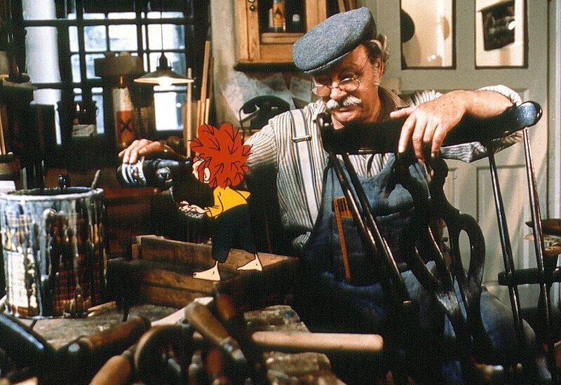 Meister Eder (Gustl Bayrhammer) und Pumuckl. – Bild: BR/​Infafilm