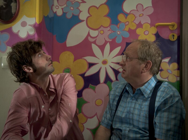 Alex und Pasulke „bestaunen“ Claras künstlerische Ausbrüche. (Björn von der Wellen, links; Gert Schaefer, rechts) – Bild: MDR/​Anke Neugebauer