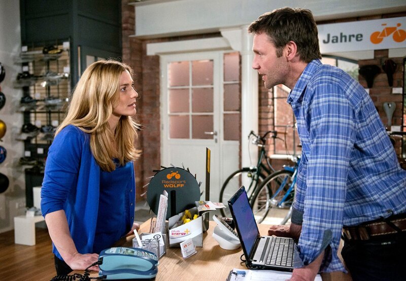 Lisa (Daniela Wutte, l.) beißt bei Ole (Patrik Fichte, r.) mit ihrer Forderung, die gemeinsame Arbeit mit Tine im Eine-Welt-Laden zu beenden, auf Granit. – Bild: ARD/​Nicole Manthey