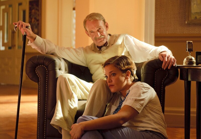 Hellen Landgraf (Muriel Baumeister) führt Ende der Dreißiger Jahre des vergangenen Jahrhunderts gemeinsam mit ihrem herzkranken Vater Arthur (Michael Mendl) eine Tabakplantage in Batavia. – Bild: ZDF und ARD Degeto/​Stefan Erhard