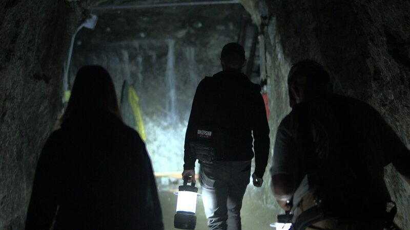 Paranormal investigators, Adam Berry and Amy Bruni, stand with Doug Francisco, a former miner, listening in the darkness for a spirit to answer their call. – Bild: Travel Channel