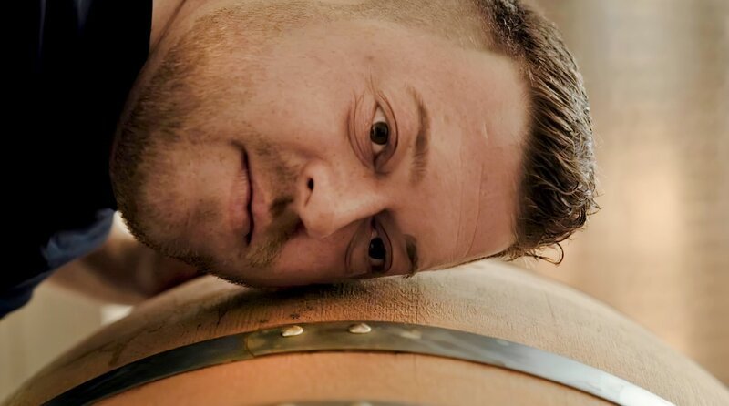 Fabian Sloboda lauscht seinem Wein. – Bild: Nikolas Winter/​ Bilderfest GmbH