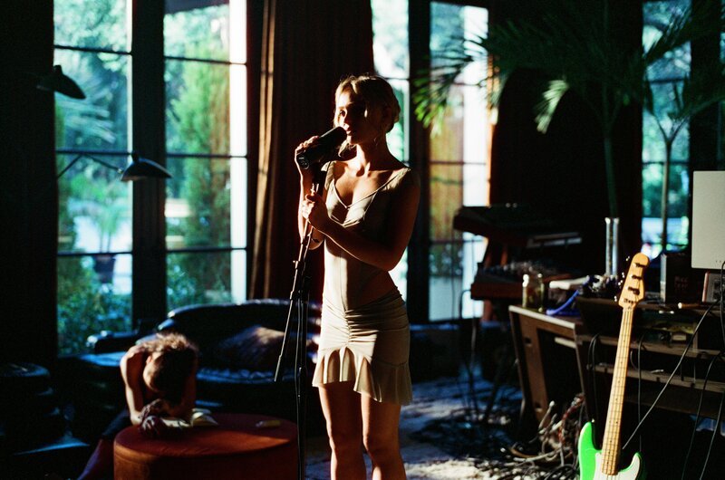 Jocelyn (Lily-Rose Depp) – Bild: Warner