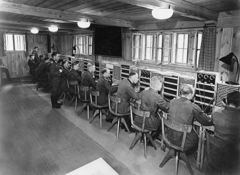 View of the telephone exchange at Hitler’s headquarters ‚Wolfsschanze‘ in Rastenburg, East Prussia (or ‚Werwolf‘ in Winnizia/​Ukraine)- No further details; probably summer 1941 or 1942 (Photo by ullstein bild/​ullstein bild via Getty Images) – Bild: RTL