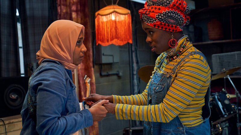 Verlobungsparty und Soundsmash-Vorentscheid an einem Tag – Amina (Anjana Vasan, l.) gerät in Panik, doch Bisma (Faith Omole, r.) macht ihr Mut. – Bild: ZDF