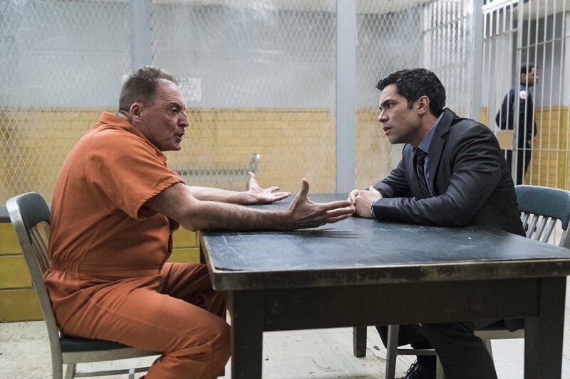 L-R: Vater Nicolas (Armand Assante) und Amaro (Danny Pino) – Bild: NBC /​ Michael Parmelee/​NBC /​ Episodic /​ NBCUniversal Media, LLC
