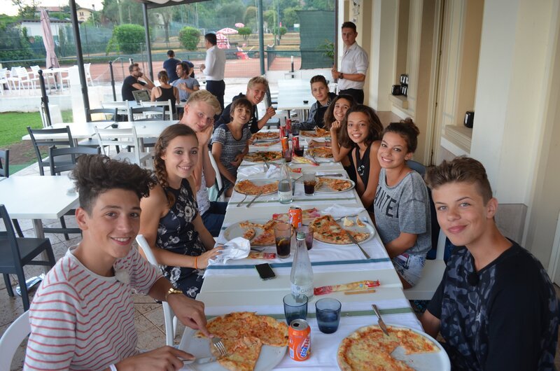 Die Jungs-WG: Sommer. Sonne. Elternfrei. Leroy (l.), Luc (3.v.l.), Ole (5.v.l.), Robin (5.v.r.) und Nils (r.) beim Abendessen mit Mädchen und Pizza. – Bild: ZDF/​E+U TV Film- und Fernsehproduktion