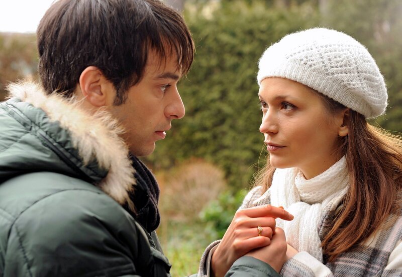 ARD STURM DER LIEBE FOLGE 1286, am Donnerstag (21.04.11) um 15:10 Uhr im ERSTEN. Zwischen Eva (Uta Kargel, r.) und Robert (Lorenzo Patané, l.) flammt für einen Moment ihre Liebe füreinander wieder auf. – Bild: ARD/​Ann Paur
