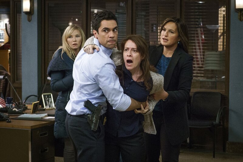L-R: Rollins (Kelli Giddish), Amaro (Danny Pino), Marcy (Eva Kaminsky) und Benson (Mariska Hargitay) – Bild: NBC
