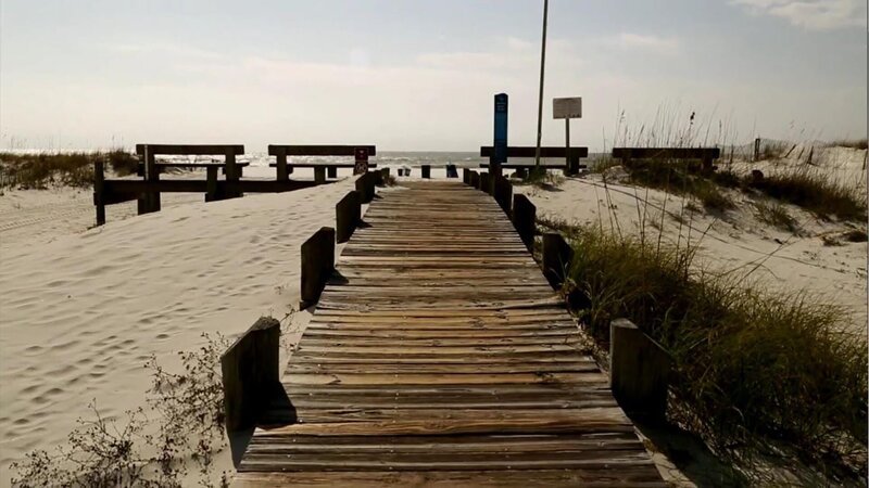 Kevin und Denice leben mit ihrem kleinen Sohn in Melbourne Beach, Florida. Doch nun hat das Paar beschlossen, auf die Bass Islands zu ziehen, die Denices Familie schon seit den 1920er Jahren regelmäßig besucht. Die drei nebeneinander gelegenen Inseln im Lake Erie, Ohio, sind ruhig und idyllisch mit einer kleinen Gemeinde von nur 400 Einwohnern. Außerdem gibt es hier hervorragende Fischgründe, Wassersportmöglichkeiten und herrliche, intakte Fauna und Flora. Nun müssen sie noch überlegen, wieviel sie für ihr Traumhaus am Meer ausgeben wollen. – Bild: Tanja Bachetzky /​ HGTV