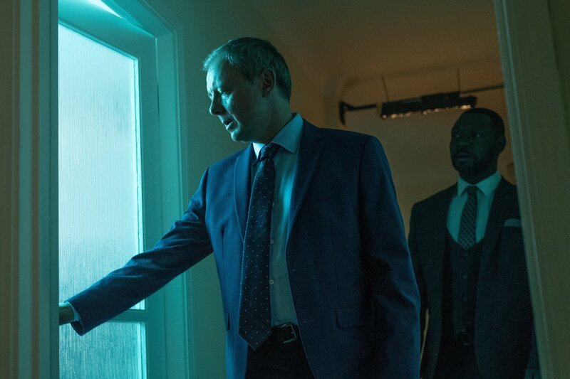 Ein Mörder, der die Polizei unablässig auf falsche Fährten führt, beschäftigt DS Roy Grace (John Simm, l.) und seinen Stellvertreter DS Glenn Branson (Richie Campbell, r.). – Bild: ZDF und Sally Mais