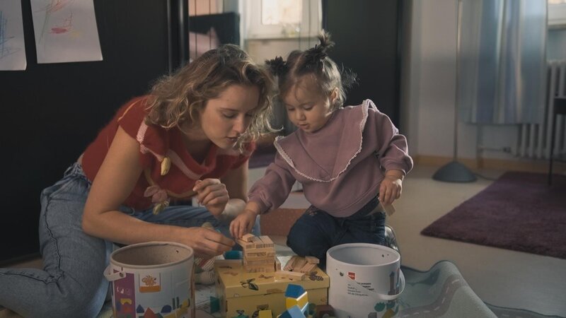 Eine junge Mutter kümmert sich liebevoll um ihre kleine Tochter. Wenig später wird sie in der Nacht ermordet. – Bild: ZDF