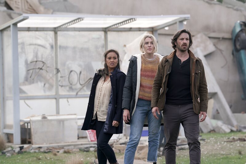 LA BREA -- „The Cave“ Episode 202 -- Pictured: (l-r) Michelle Vergara Moore as Ella, Zyra Gorecki as Izzy, Eoin Macken as Gavin – Bild: CH Media/​NBCUniversal Media, LLC./​NBC