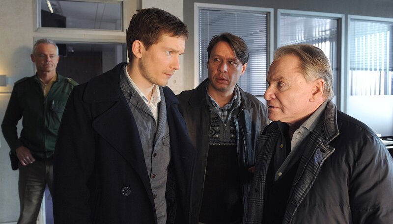 Dr. Wendelin Winter (Fritz Wepper, re.) trifft Oliver Kaspari (Jacob Matschenz, 2. v. li.) auf dem Polizeirevier mit Ermittler Meier (Tom Kreß). – Bild: ARD Degeto/​Kerstin Stelter