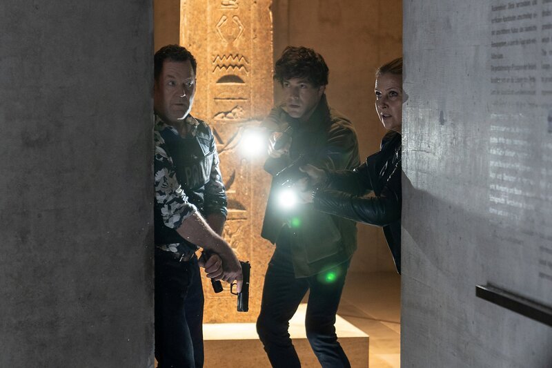 Eine Nacht im Museum wird für Paul Böhmer (Jürgen Tonkel), Vera Lanz (Katharina Böhm) und Korbinian Kirchner (Jonathan Hutter) gefährlicher als die Ermittler gedacht haben. – Bild: ZDF /​ Michael Marhoffer