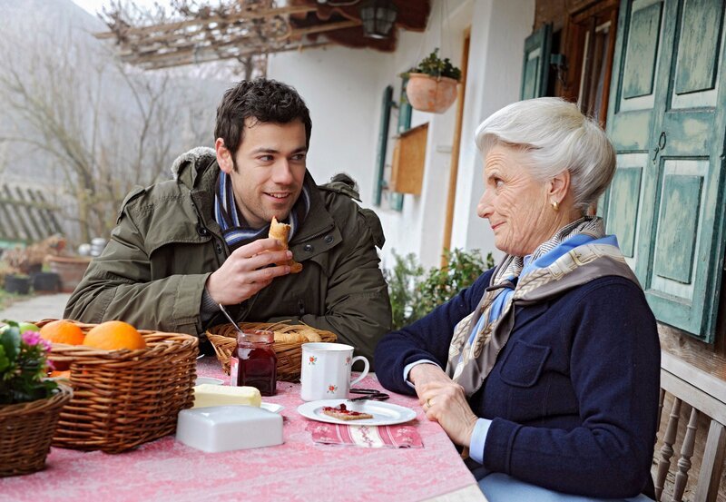 Jacob (Andreas Thiele, l.) bittet Käthe (Luise Deschauer, r.) um Nachhilfe in Sachen Benimm. – Bild: ARD/​Ann Paur