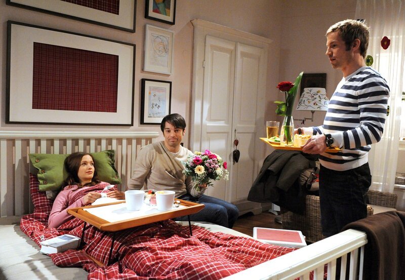 ARD STURM DER LIEBE FOLGE 1290, am Freitag um 15:10 Uhr im ERSTEN. Eva (Uta Kargel, l.) wird nach dem Unfall von ihren zwei Männern – Robert (Lorenzo Patané, M.) und Markus (Tobias Dürr, r.) umsorgt. – Bild: ARD/​Ann Paur