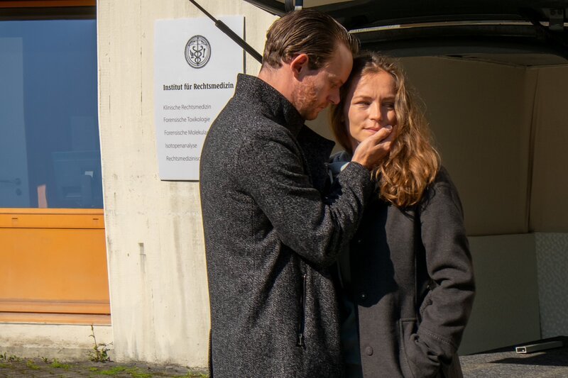 Der Tod seiner Schwester nimmt Roman Wollitz (Patrick Güldenberg) und Kiras beste Freundin Anke Theissen (Franziska Wulf) sehr mit. – Bild: ZDF und Erika Hauri