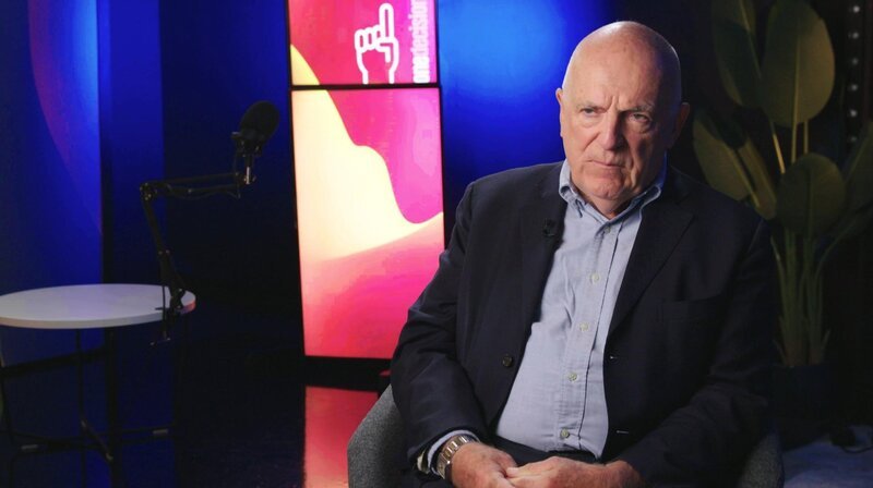 Er kennt die Welt der Spione wie seine Westentasche: Sir Richard Dearlove, ehemals Chef des britischen Auslands-Geheimdienstes MI6. – Bild: phoenix/​ZDF/​Ed Wright