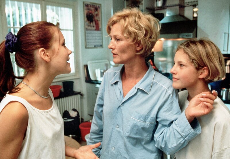 rbb Fernsehen ICH LIEBE MEINE FAMILIE, EHRLICH, Deutschland 1998, Regie Stefan Lukschy, am Sonntag (14.03.10) um 15:40 Uhr. Anna (Friederike Grasshoff, re.) und Lena (Wolke Hegenbarth, li.) möchten, dass ihre Mutter Julia (Suzanne von Borsody, Mitte) sich wieder mit ihrem Vater versöhnt. – Bild: ARD/​Degeto