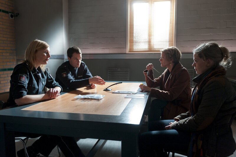 Melanie (Sanna Englund, l.) und Mattes (Matthias Schloo, 2.v.l.) befragen die Schwestern Konstanze (Karin Giegerich, 2.v.r.) und Miriam (Yvonne Johna, r.) zu dem von ihnen geführten Erbschaftsstreit. – Bild: ZDF/​Boris Laewen